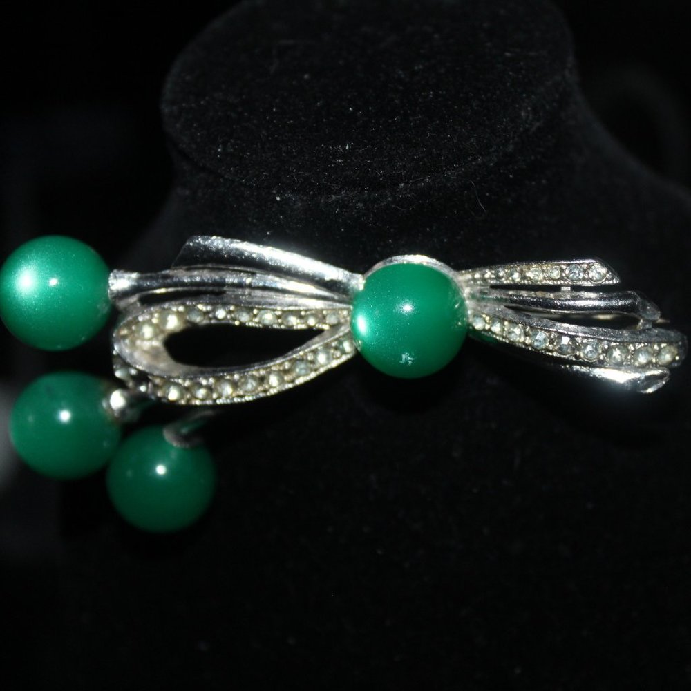 Vintage Silver tone Brooch with glossy green beads